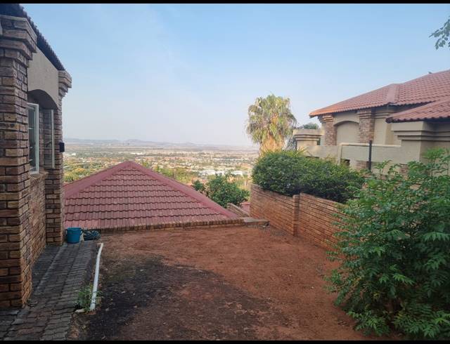 3 BEDROOM TOWNHOUSE FOR SALE IN SAFARI GARDENS